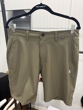 NWOT Men’s Hurley Olive Walkshorts with Logo Tab Size 32